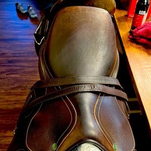 HDR Close Contact saddle with leathers 16”